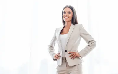 jak-ubrac-sie-na-mature-kobieta-w-eleganckim-garniturze.webp