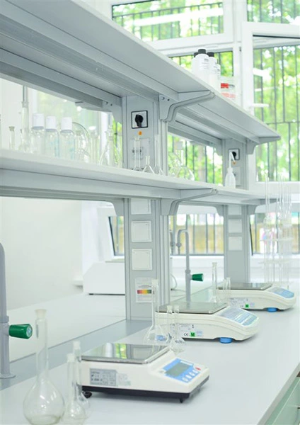 Uporządkowane i sterylne stanowiska pracy w laboratorium chemicznym WSKINOZ