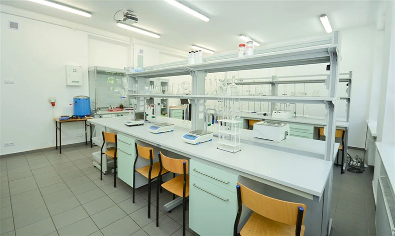 Puste i uporządkowane laboratorium chemiczne Wyższej Szkoły Kosmetyki i Nauk o Zdrowiu