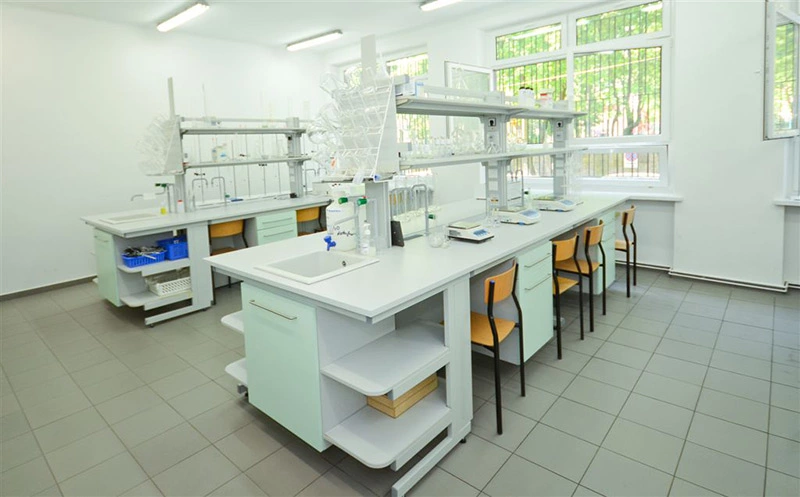 Stanowiska w laboratorium chemicznym znajdującym się w Wyższej Szkole Kosmetyki i Nauk o Zdrowiu