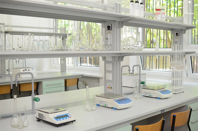 Stanowiska pracy w laboratorium chemicznym WSKINOZ wraz z potrzebnymi wagami i naczyniami laboratoryjnymi