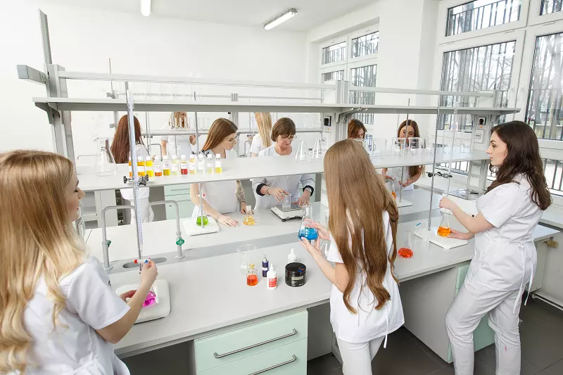 Rektor WSKINOZ, dr n. chem. Katarzyna Bujnicka prezentuje studentkom, jak przygotować odpowiedni roztwór