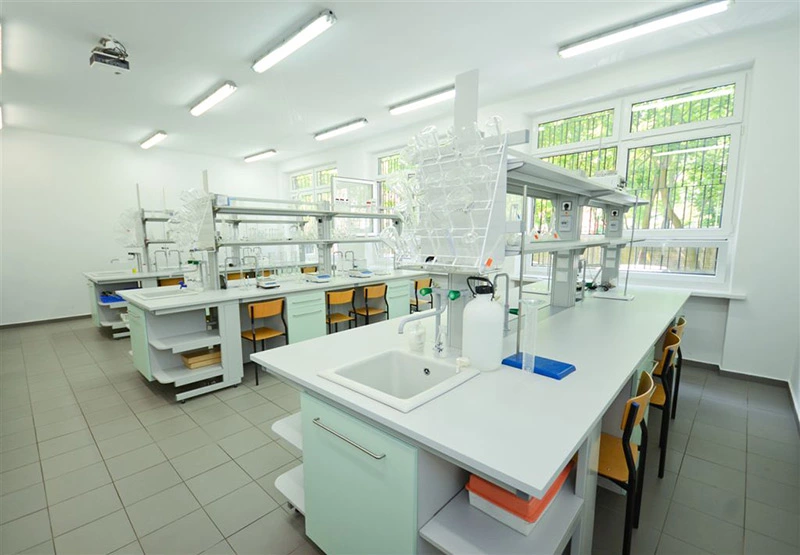 Uporządkowane laboratorium chemiczne po zajęciach ze studentkami WSKINOZ