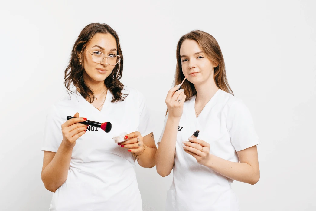 Studentki WSKINOZ podczas poprawy makeup