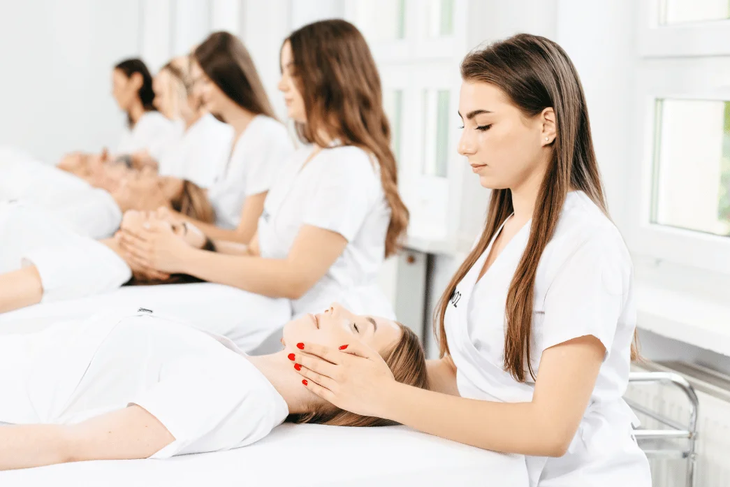 Studentki WSKINOZ przygotowują twarz do zabiegu