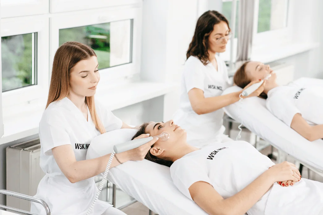 Studentki WSKINOZ wykonują zabieg