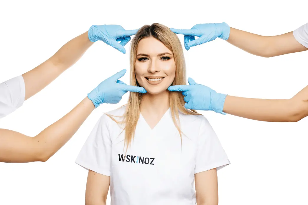 Uśmiechnięta dziewczyna ma badaną sk&oacute;rę twarzy