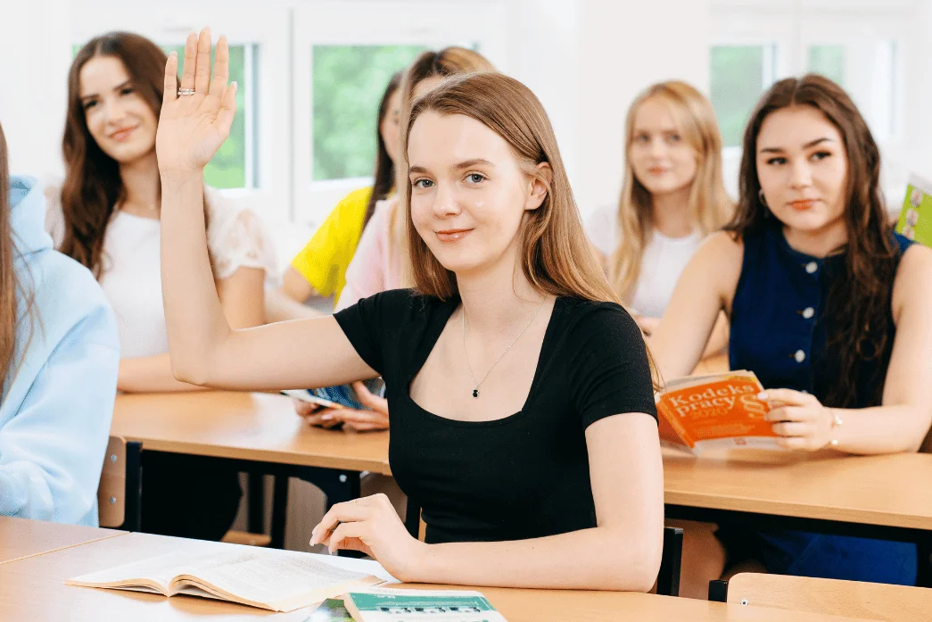 Studentka zgłasza się do odpowiedzi