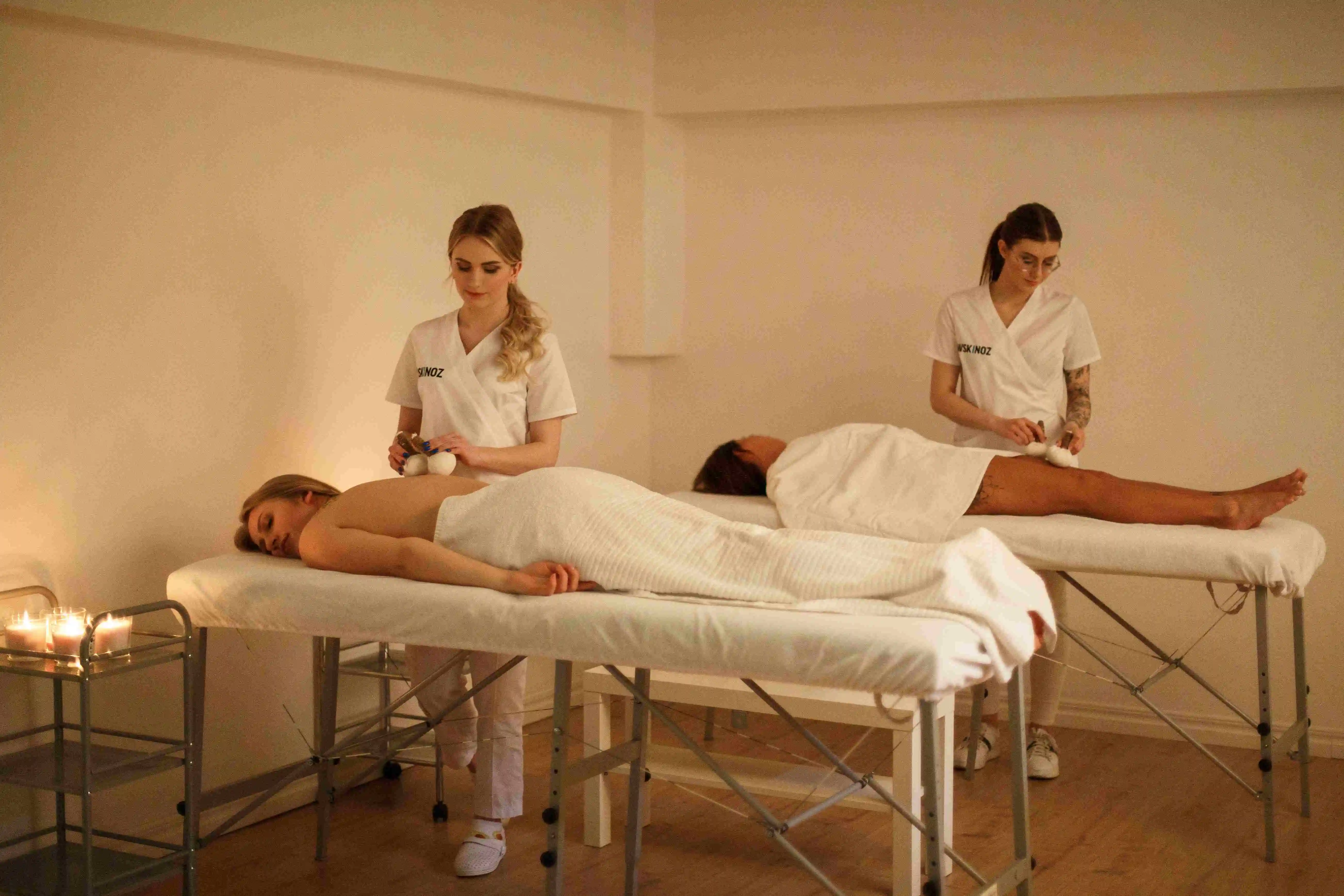 Uczestniczki kursu SPA&Wellness WSKINOZ wykonują masaż na modelkach